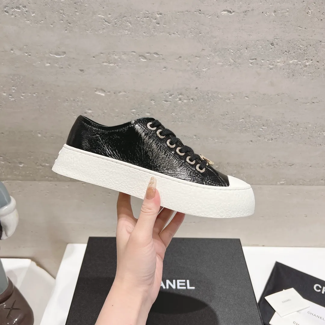 👟👟Ex-factory price 440👟👟 Top version Chanel Chanel 24 latest model full leather panda color white shoes casual sports shoes skateboard shoes original purchase and development production Xiaoxiang C Home Another super popular item in the counter, loved by Internet celebrity bloggers and sisters, and various praises on social platforms. It is very popular, has a high texture, is breathable and super spring and summer. Seeing this issue always arouses the inner desire of girls for fashion. The latest suede material, classic black and white color, full of fashionable feeling on the feet, easy to care for. Fabric: Original customized imported cowhide material. Lining: Customized soft sheepskin lining. Sole: Original molded TPU non-slip outsole. Bottom thickness: 2.5CM. Size: Women's size 35-40 (custom-made sizes 40 are non-refundable)